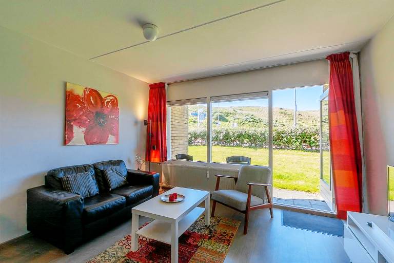 Holiday apartment with yard & patio — photo 2