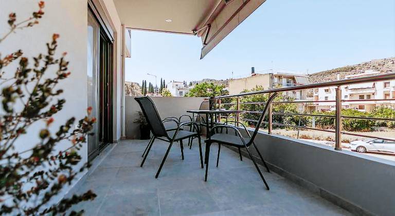 Rental apartment with patio — photo 3