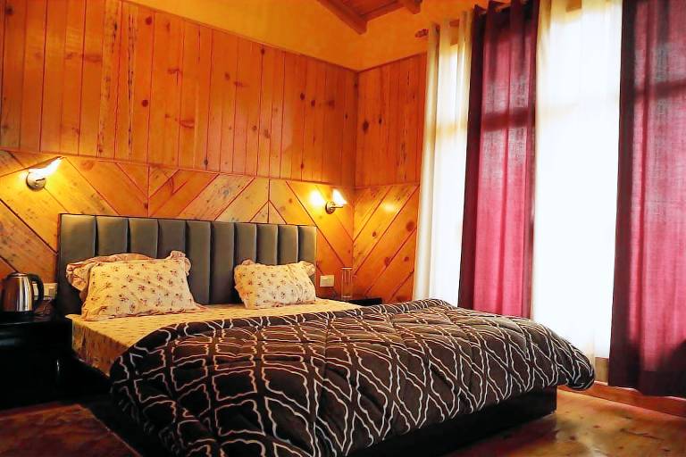House with 2 rooms for 6 persons in Almora