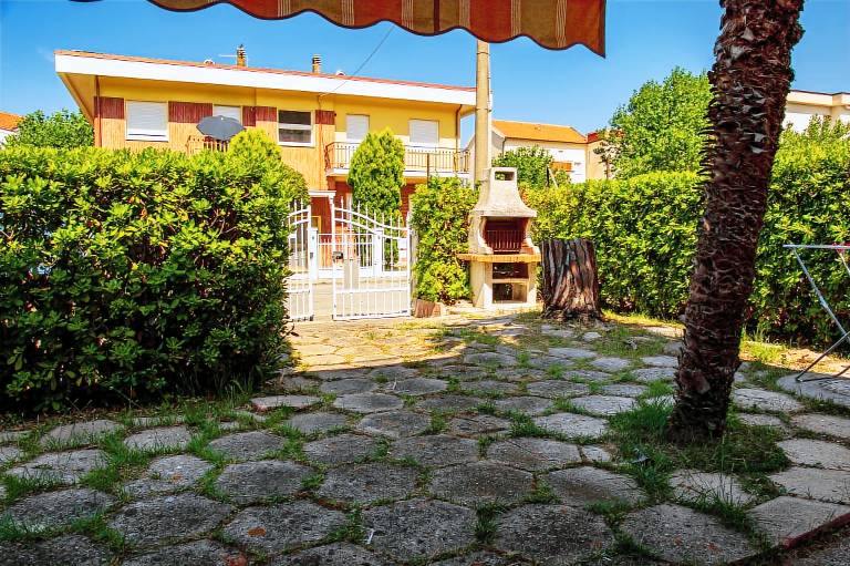 Family-friendly wonderful vacation home with barbeque & yard | Close to the beach | Pets allowed — photo 3