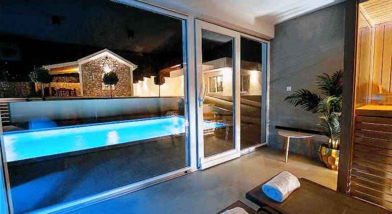 Villa with hot tub & pool | Pets are welcome — photo 3