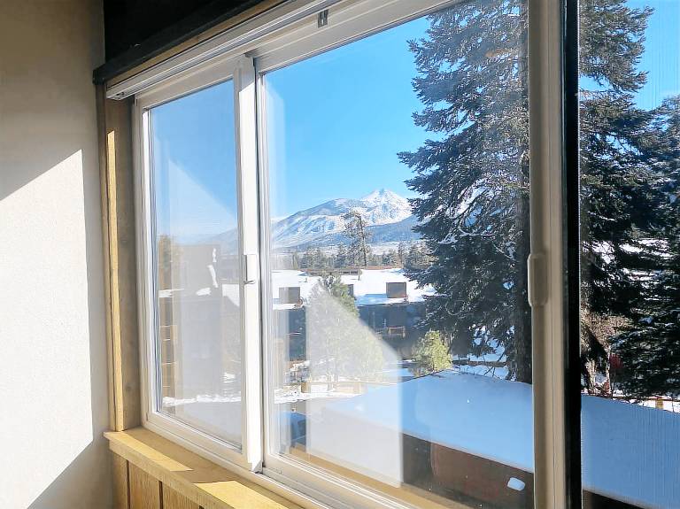 Condo with sauna, terrace & heated pool | Mountain view — photo 3
