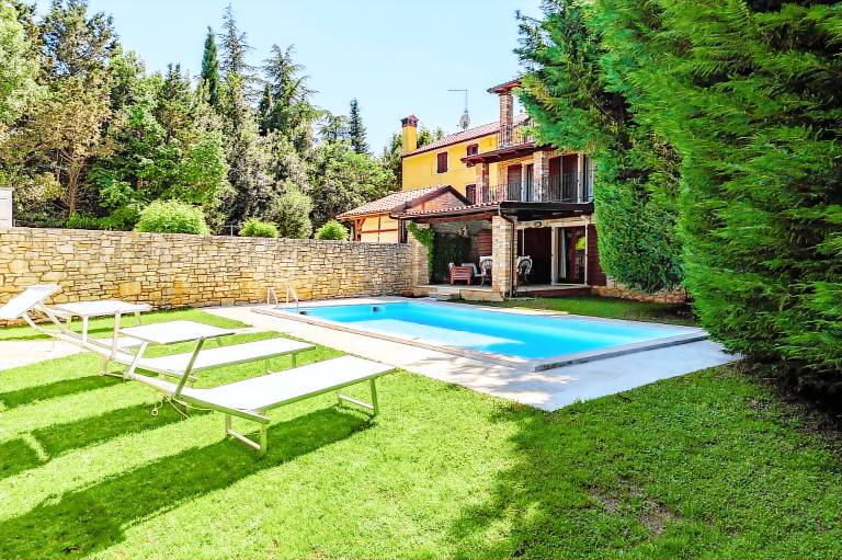 Fully equipped lovely villa with barbecue, terrace & pool | Pet-friendly in Umag