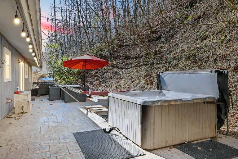 Family-friendly wonderful cabin with patio, private pool & garden | Pets are welcome — photo 4