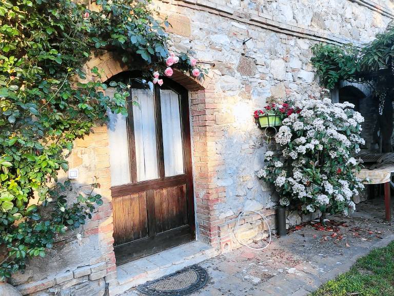 Holiday apartment with private pool, patio & yard | Garden view — photo 3