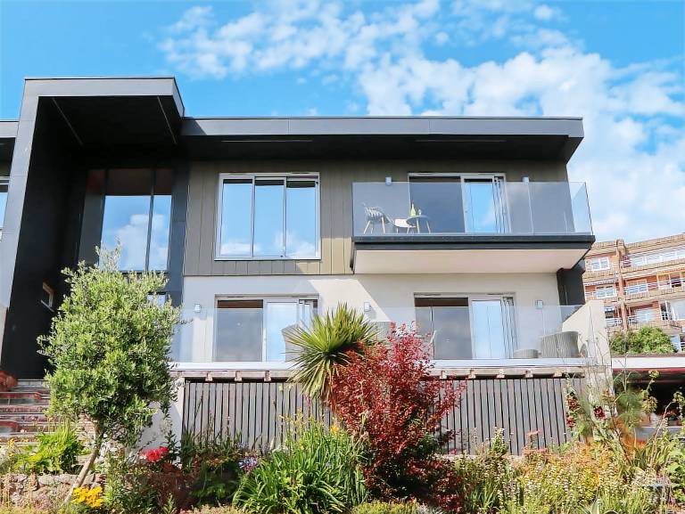 Family-oriented pleasant cottage with garden & terrace | Beach view | Next to the beach | Pets allowed in Paignton