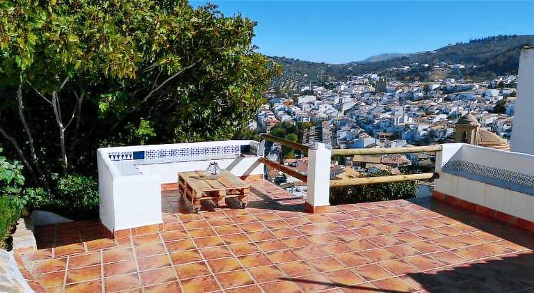 Beautiful vacation home with patio, garden & BBQ | Pet-friendly — photo 4