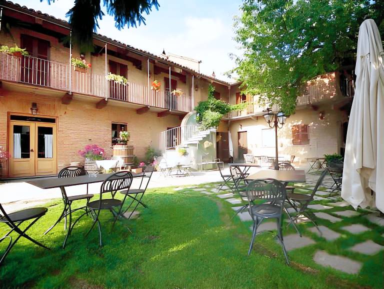 Nice farm with yard, terrace & pool | Dogs allowed in La Morra