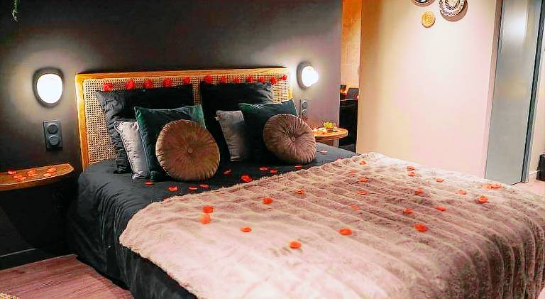 Apartment with jacuzzi — photo 2