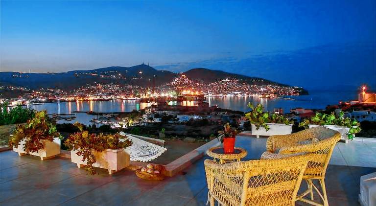 Rental apartment with yard & terrace in Syros