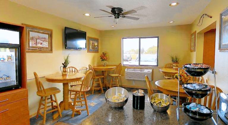 Americas Best Value Inn & Suites International Falls — photo 2