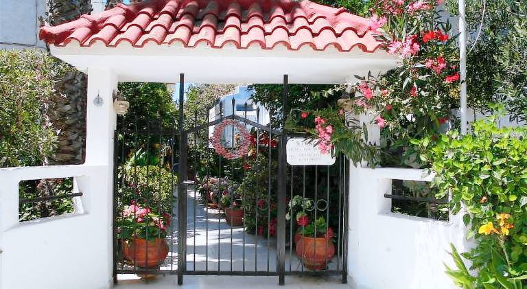 Rental apartment with yard & patio | Next to the beach | Pets allowed in Kos