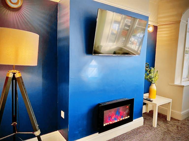 Family modern 3 bedroom hot tub house — photo 3