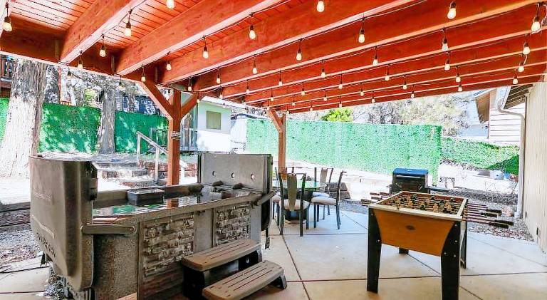 Moonlight Serenity - Ideal Location with Hot Tub and Foosball Table! Walk to local shops and zoo! — photo 4