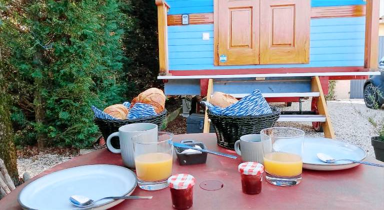 Roulotte Authentique 'Le Temps d une Pause" en face du Beaujolais - Climatisation et Borne recharge — photo 4