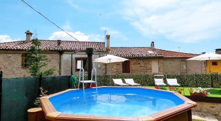 Rental apartment with terrace, barbecue & yard — photo 4