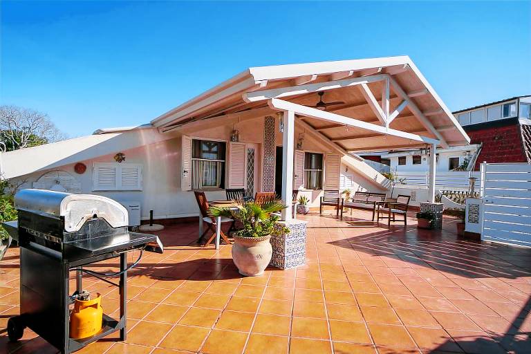 Fully equipped rental apartment with grill, fast internet & patio | City view | Close to the beach | Pets are welcome in Messina