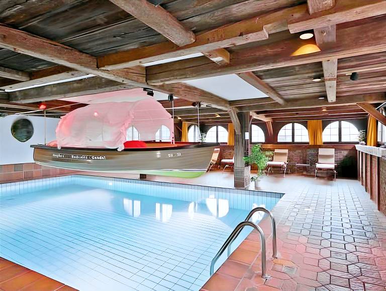 Swiss-Chalet Merlischachen - Romantik Schloss-Hotel am See — photo 2