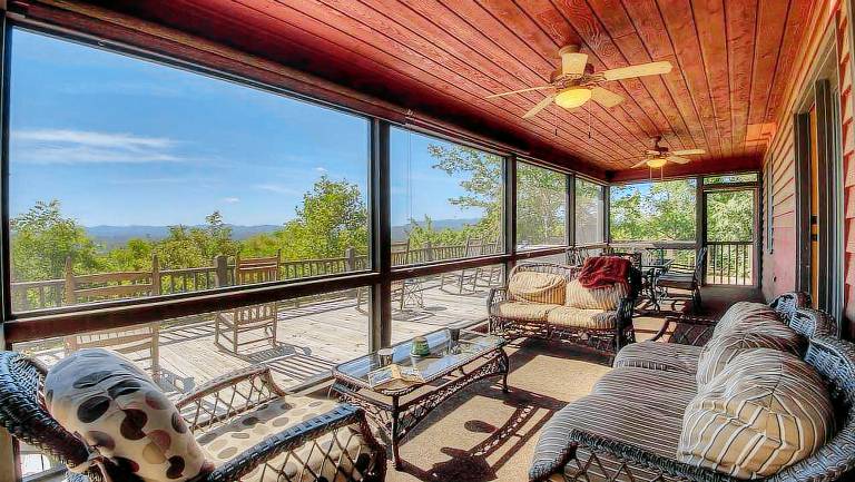 Grand View - Mountain View Hot tub Shuffleboard Air Hockey Screened in porch — photo 5