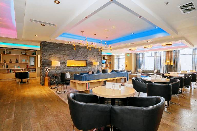 Sandman Signature Mississauga Hotel — photo 2