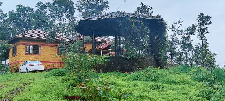 Villa with pool & garden in Khalapur