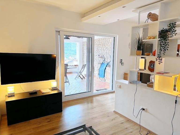 Rental apartment with patio & yard | Sea view — photo 2