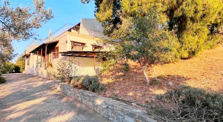 House with patio & yard in Poros
