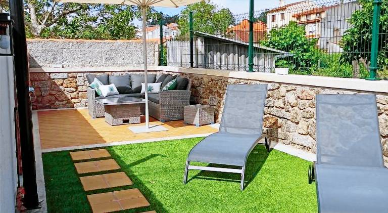 House with patio & yard in Caldas de Reis