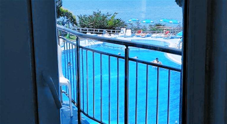 Serviced apartment with pool, garden & patio — photo 3