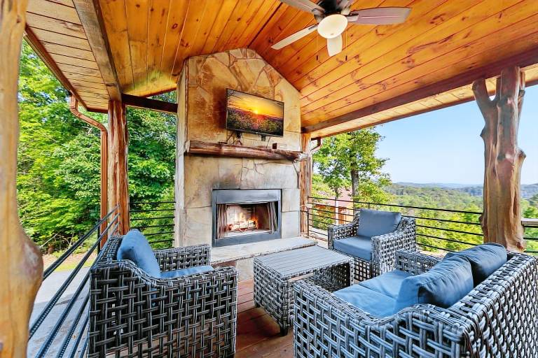 Cherokee Vista - Pet Friendly Mountain Views Hot Tub Shuffleboard Fire Pit — photo 3