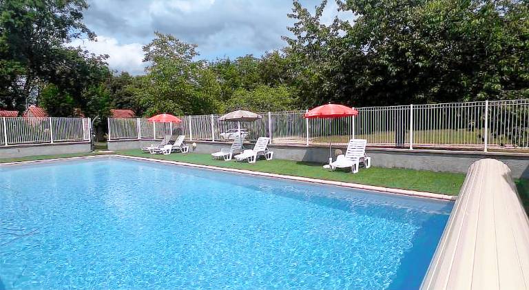 Vacation home with terrace, pool & barbeque in Gramat