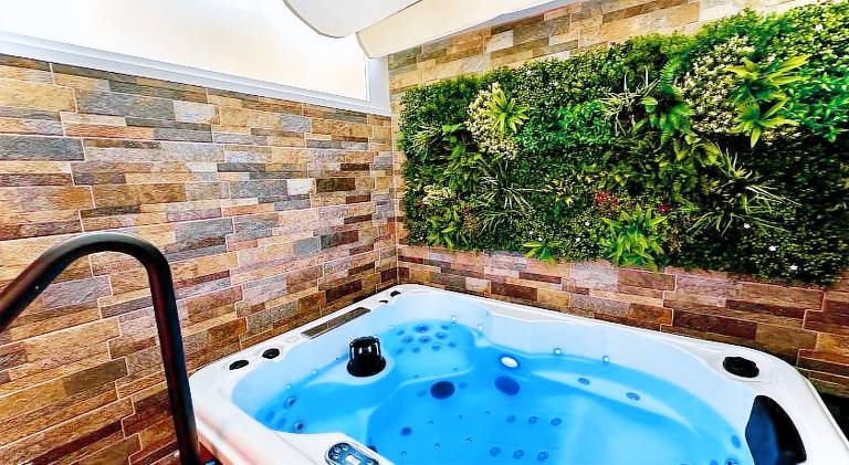 BASTINAZO ALOHADREAM - EXCLUSIVO - Design Suite Luxury Love and Spa - Jacuzzi y Sauna Privados in El Puerto de Santa María