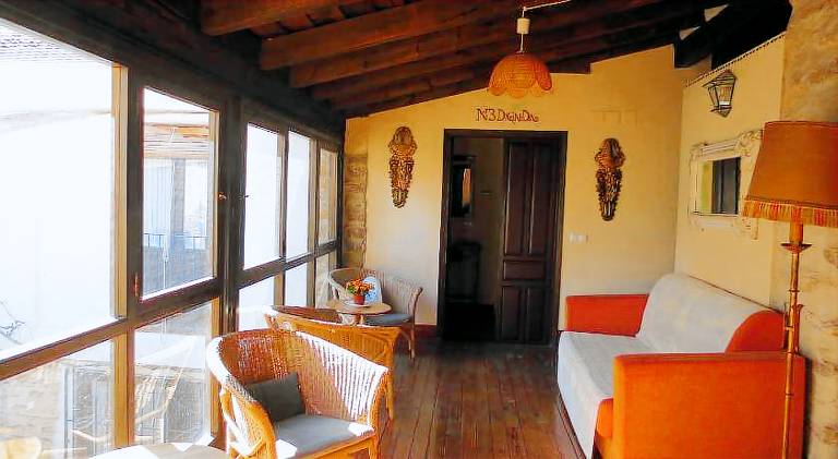 Lovely holiday apartment with patio, yard & pool | Pets allowed — photo 5