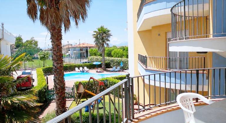 Wonderful serviced apartment with yard, pool & terrace | Beach nearby | Dogs allowed — photo 4