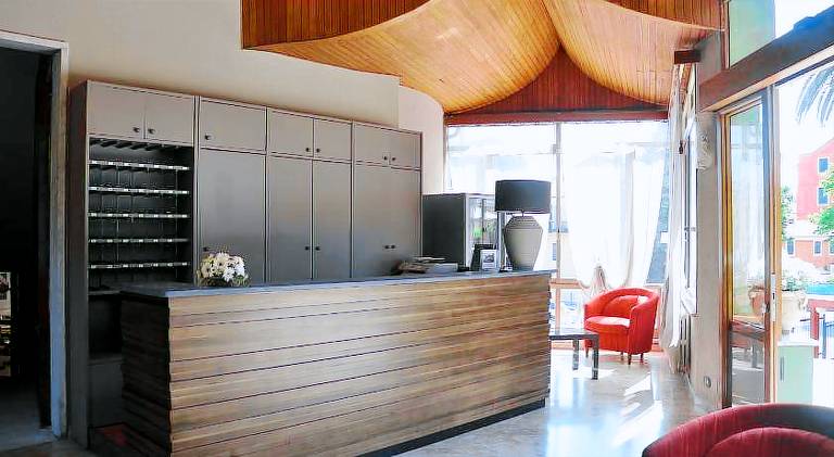 Serviced apartment with pool, patio & yard — photo 5