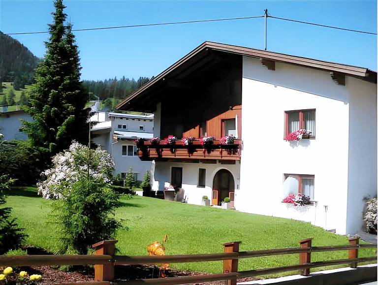 Apartment with terrace, yard & grill in Nauders