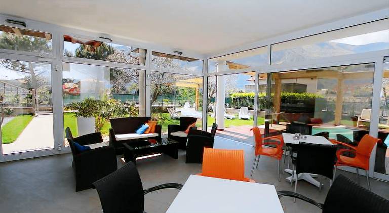 Serviced apartment with yard & pool — photo 5