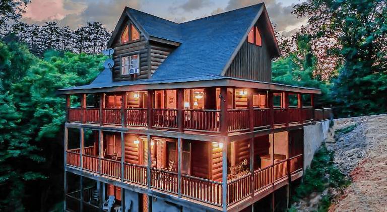 Vacation home with jacuzzi & pool | Pets are welcome in Sevierville, TN
