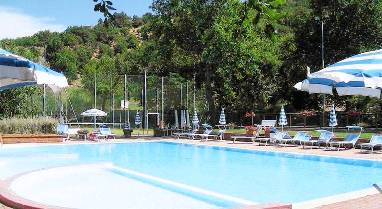 Rental apartment with pool & yard — photo 3