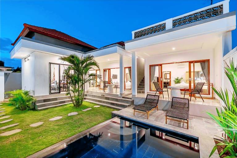 Villa with garden, private pool & hot tub — photo 3