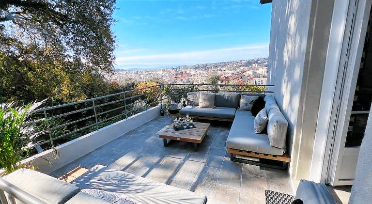 Rental apartment with BBQ & patio in Thiers