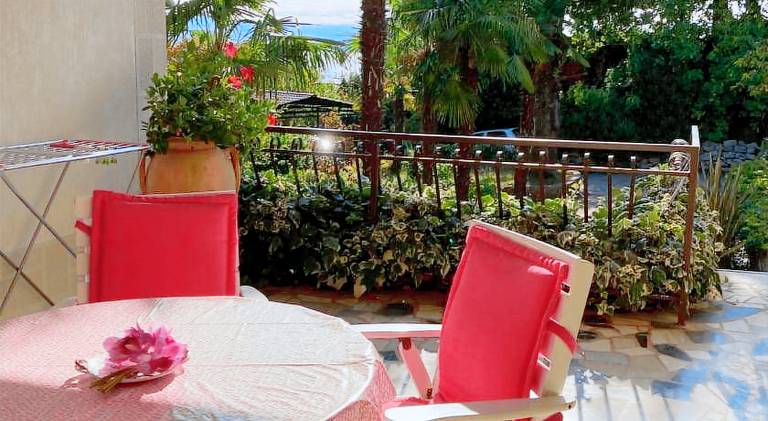 Holiday apartment with barbeque, patio & yard — photo 2