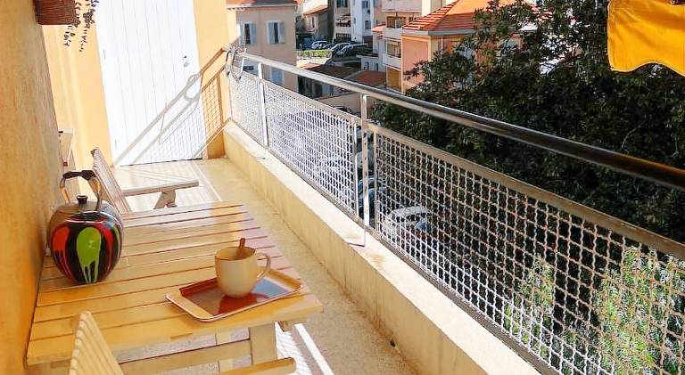 Rental apartment with patio — photo 3