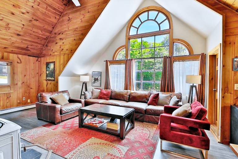 West Park Chalet at Killington: Great for Groups! Hot tub, games, discounted ski rentals. — photo 2