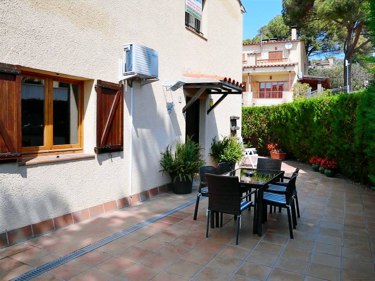 House with pool — photo 5