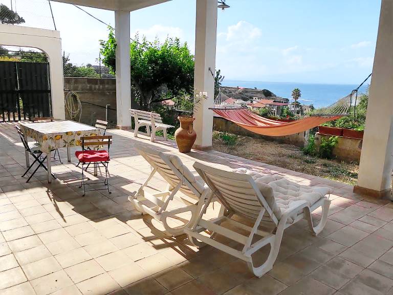 Charming house with terrace, fast internet & yard | Sea view | Close to the beach | Pets allowed in Syracuse