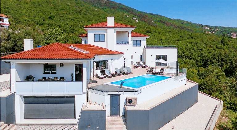 Vacation home with pool & jacuzzi | Pets are welcome — photo 4