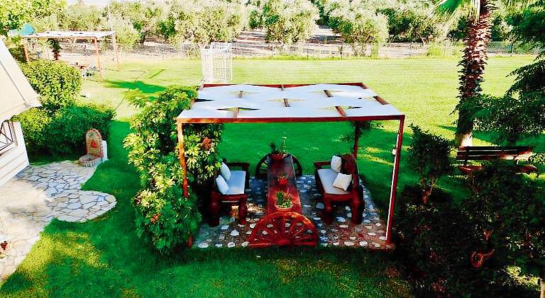Apartment with BBQ, terrace & yard — photo 5