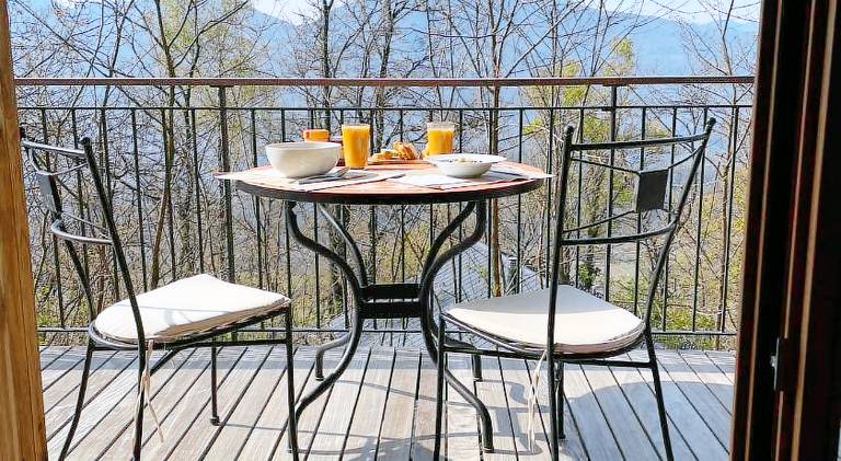 Vacation home with terrace & yard — photo 3