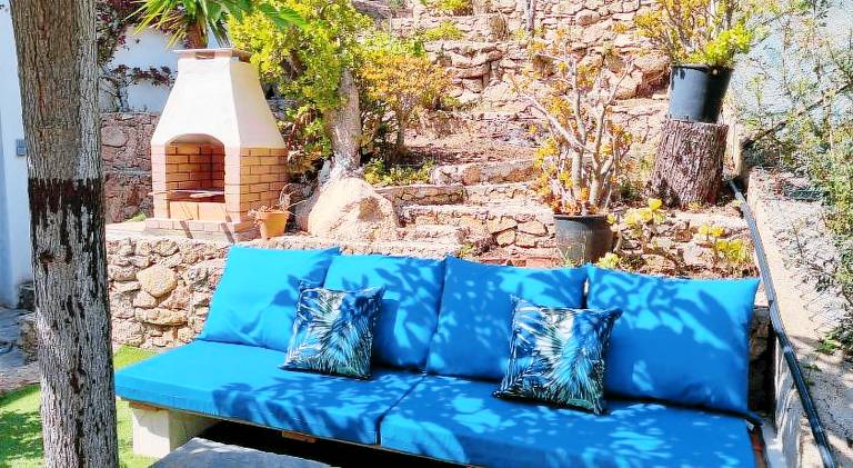 Villa with pool — photo 4